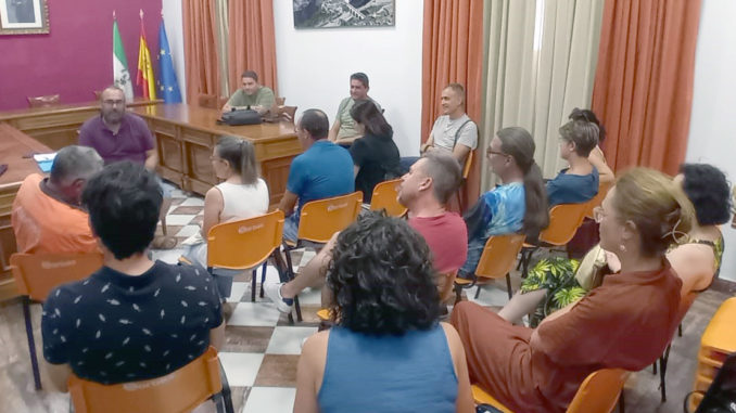Francisco Sánchez junto a trabajadores y trabajadoras municipales