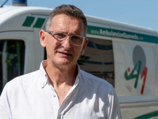 José Luis Sánchez Teruel junto a una ambulancia, en Torrecárdenas