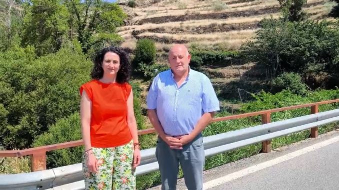 La Alcaldesa de Ohanes, Rafaela Ortega, junto al diputado provincial del PSOE de Almería, Antonio Gutiérrez