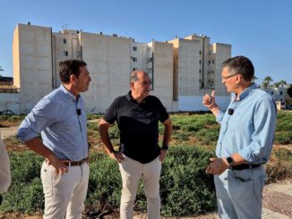 Manolo García, Rafael Torres, José Luis Ruiz y José Luis Sánchez Teruel, junto al solar del futuro IES en Las Marinas