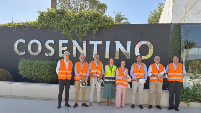 Juan Antonio Lorenzo con el resto de visitantes a la empresa Cosentino Juan Antonio Lorenzo con el resto de visitantes a la empresa Cosentino