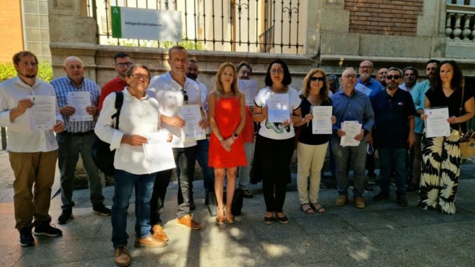 Alcaldes y alcaldesas socialistasfrente a la Delegación del Gobierno Alcaldes y alcaldesas socialistasfrente a la Delegación del Gobierno
