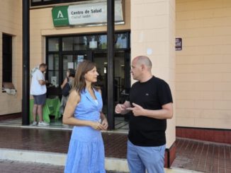 Herrera y Martínez en la puerta del centro de salud de Ciudad Jardín