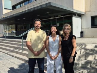 Hernández, Cruz y De la Paz frente a la Delegación de Educación