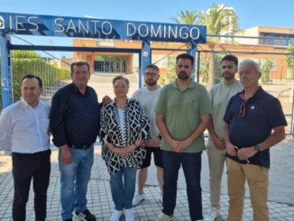 El parlamentario andaluz por el PSOE de Almería, Mateo Hernández, junto al secretario general de El Ejido, Manuel Pérez Galindo, el portavoz del Grupo Socialista, José Miguel Alarcón y socialistas ejidenses
