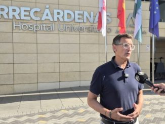 Sánchez Teruel en la puerta del Hospital Torrecárdenas