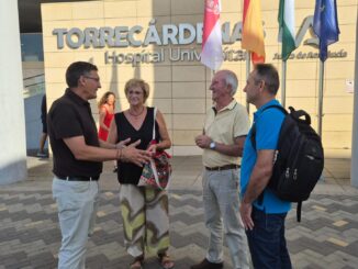 Sánchez teruel junto al concejal del Ayuntamiento de Almería, José Fernández, conversan con vecinos de Almería en la puerta del Hospital Torrecárdenas