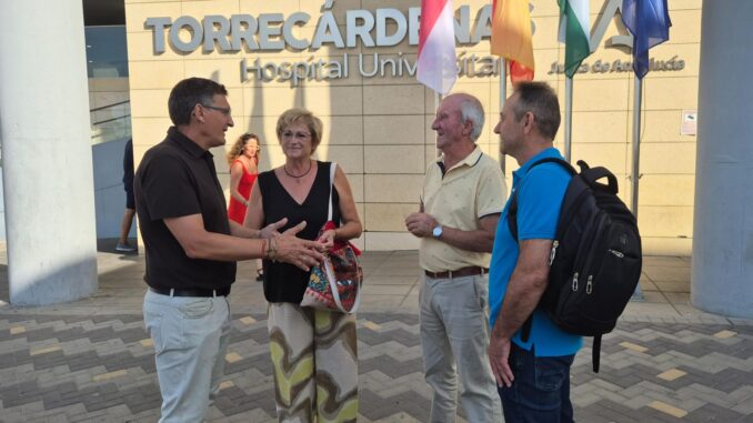 Sánchez teruel junto al concejal del Ayuntamiento de Almería, José Fernández, conversan con vecinos de Almería en la puerta del Hospital Torrecárdenas