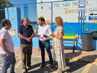 Damián Requena, Luis Cáceres, Juan Manuel Ruiz y María López en las puertas del CPR San Miguel