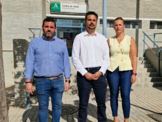 Ruiz, Hernández y Piqueras a las puertas del centro de salud Cruz de Caravaca
