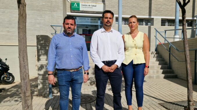 Ruiz, Hernández y Piqueras a las puertas del centro de salud Cruz de Caravaca Ruiz, Hernández y Piqueras a las puertas del centro de salud Cruz de Caravaca