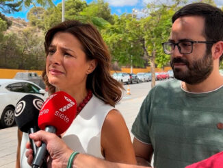 Fátima Herrera junto a Juan Francisco Garrido a las puertas de la Delegación de Educación