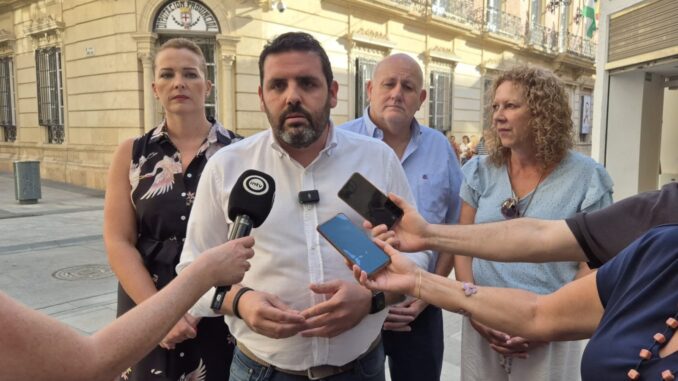 Los diputados provinciales en la puerta de la Diputación Los diputados provinciales en la puerta de la Diputación
