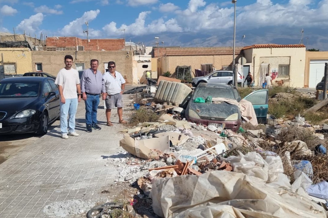 EL EJIDO. El PSOE de El Ejido exige al Ayuntamiento que actúe de inmediato ante la acumulación de basuras en el Barrio Cortés de Matagorda