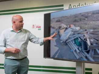 Antonio Martínez muestra fotografía del estado de Cabo de Gata