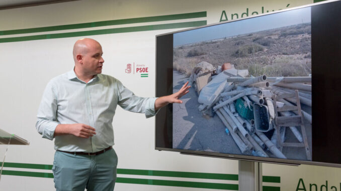 Antonio Martínez muestra fotografía del estado de Cabo de Gata Antonio Martínez muestra fotografía del estado de Cabo de Gata