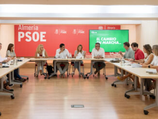 Hernández preside la reunión con la comunidad educativa de Almería