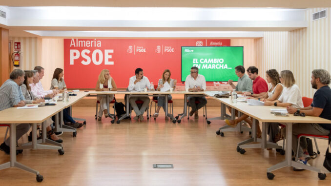 Hernández preside la reunión con la comunidad educativa de Almería Hernández preside la reunión con la comunidad educativa de Almería