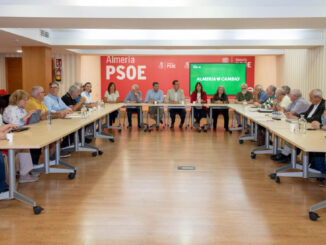 José María Martin preside la reunión con mayores en la sede socialista