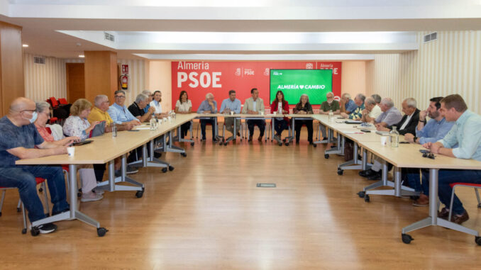 José María Martin preside la reunión con mayores en la sede socialista