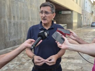 José Luis Sánchez Teruel durante la atención a medios