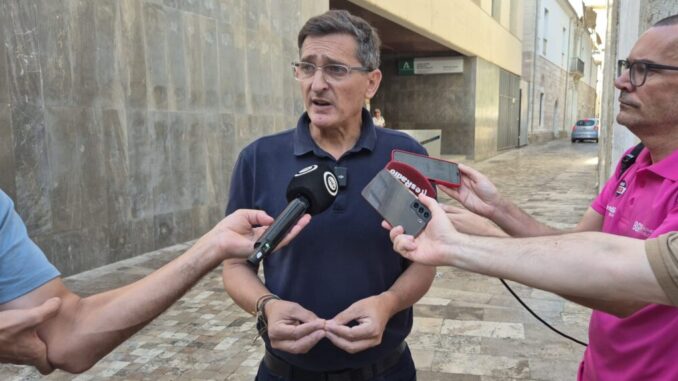 José Luis Sánchez Teruel durante la atención a medios