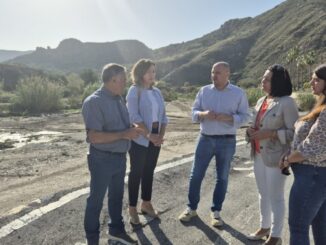 Martínez junto a la alcaldesa de Cantoria, Puri Sánchez y concejales socialistas