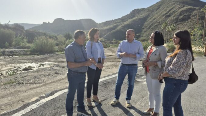 Martínez junto a la alcaldesa de Cantoria, Puri Sánchez y concejales socialistas