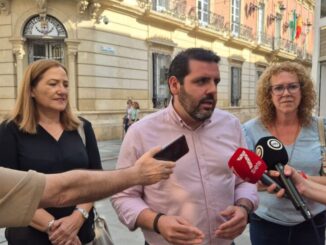 El portavoz socialista e la Diputación Provincial, Juan Manuel Ruiz atiende a los medios