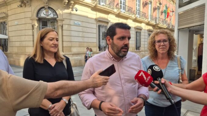 El portavoz socialista e la Diputación Provincial, Juan Manuel Ruiz atiende a los medios