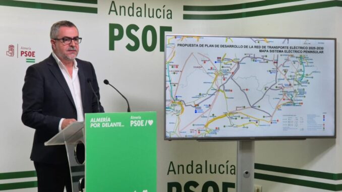 Juan Antonio Lorenzo junto al mapa del sistema eléctrcico en Almería Juan Antonio Lorenzo junto al mapa del sistema eléctrcico en Almería