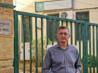 Sánchez Teruel en la puerta del CEIP Juan Ramón Jiménez