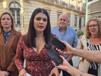 La socialista Noemí Cruz durante la atención a medios