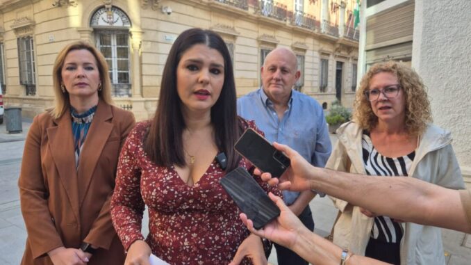 La socialista Noemí Cruz durante la atención a medios