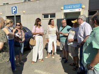 Herrera junto a vecinos en el Jairo Ruiz