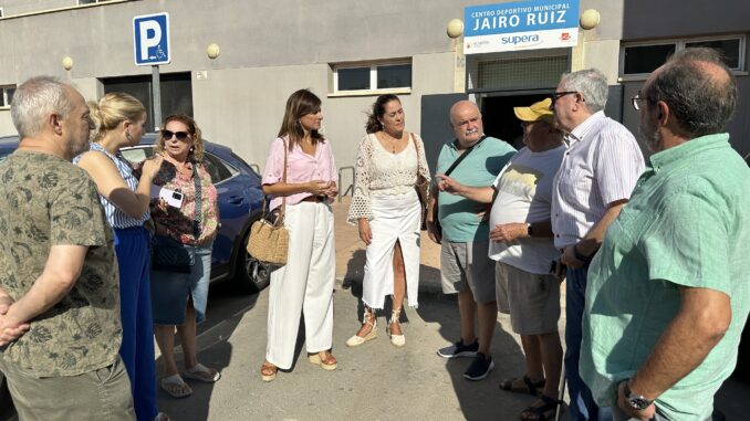 Herrera junto a vecinos en el Jairo Ruiz