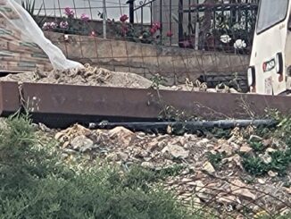 El monumento tirado entre escombros