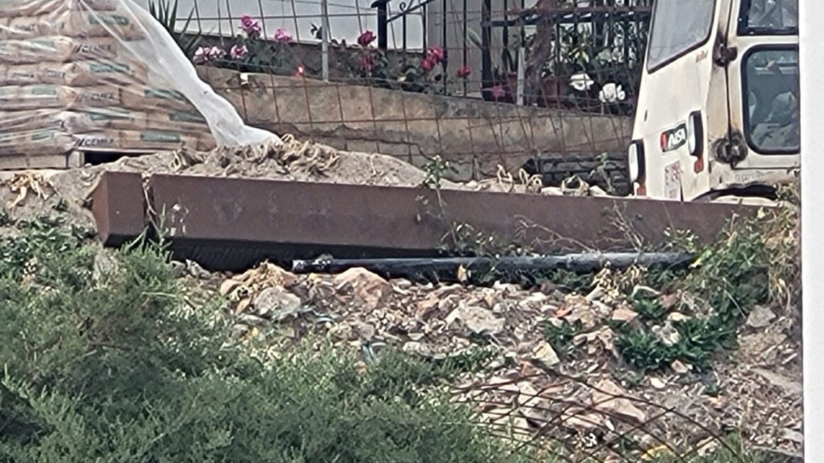 FELIX. Cinco años después el monumento a los fallecidos por la Covid-19 de Felix permanece “tirado junto a escombros”