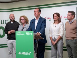 El secretario general del PSOE de Almería, José María Martín, junto a miembros de la Ejecutiva provincial, en rueda de prensa