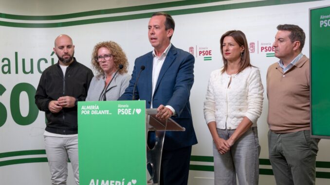 El secretario general del PSOE de Almería, José María Martín, junto a miembros de la Ejecutiva provincial, en rueda de prensa