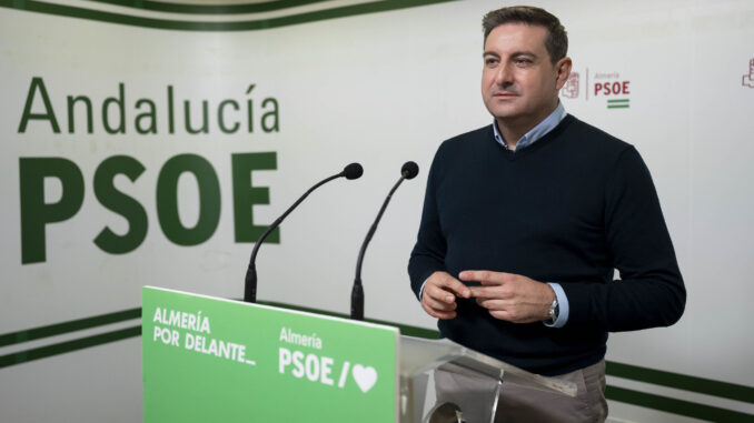 El secretario de Organización del PSOE de Almería, José Nicolás Ayala, en rueda de prensa
