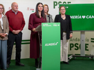Noemí Cruz junto a diputados provinciales socialistas durante la rueda de prensa