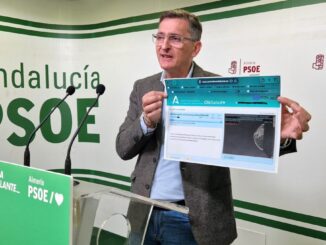 Sánchez Teruel muestra la citación de una paciente para una mamografría a la que aún no han llamado