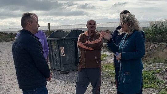 Vecinos de la calle Vela de El Alquián denuncian el pésimo estado del acceso a su viviendas, sin asfalto ni luz