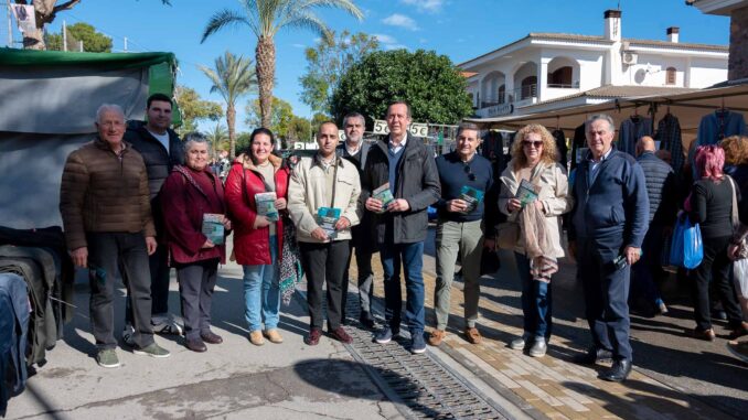 Reparto de material informativo de sanidad en Huércal-Overa