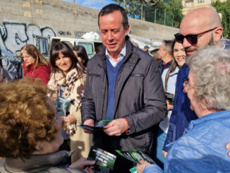 Martín durante el reparto de material informativo