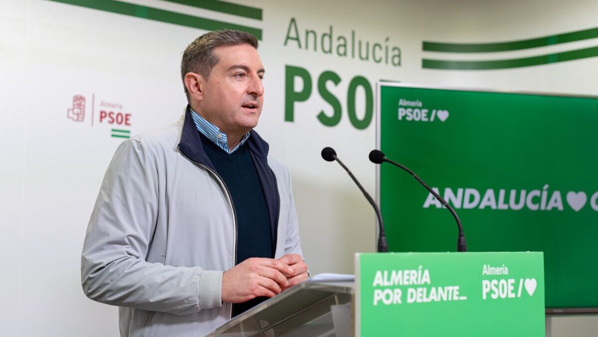 El PSOE acusa a Moreno Bonilla de ser “el campeón del escapismo” al dar la espalda al colapso sanitario en Almería