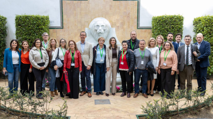 Socialistas junto a miembros del sector en el Parlamento