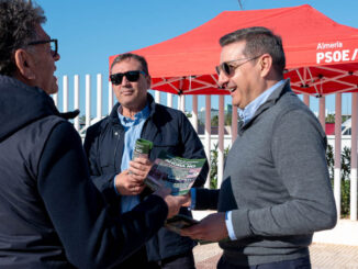 Torres con Ayala durante el reparto de material informativo