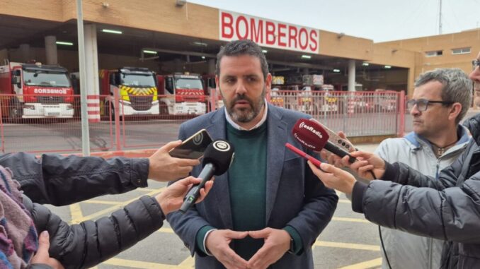 Juan Manuel del Real en el parque de bomberos de Almería